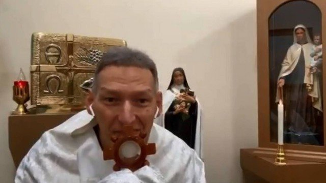 ‘Foi um milagre’, diz padre Marcelo Rossi após ser empurrado de altar