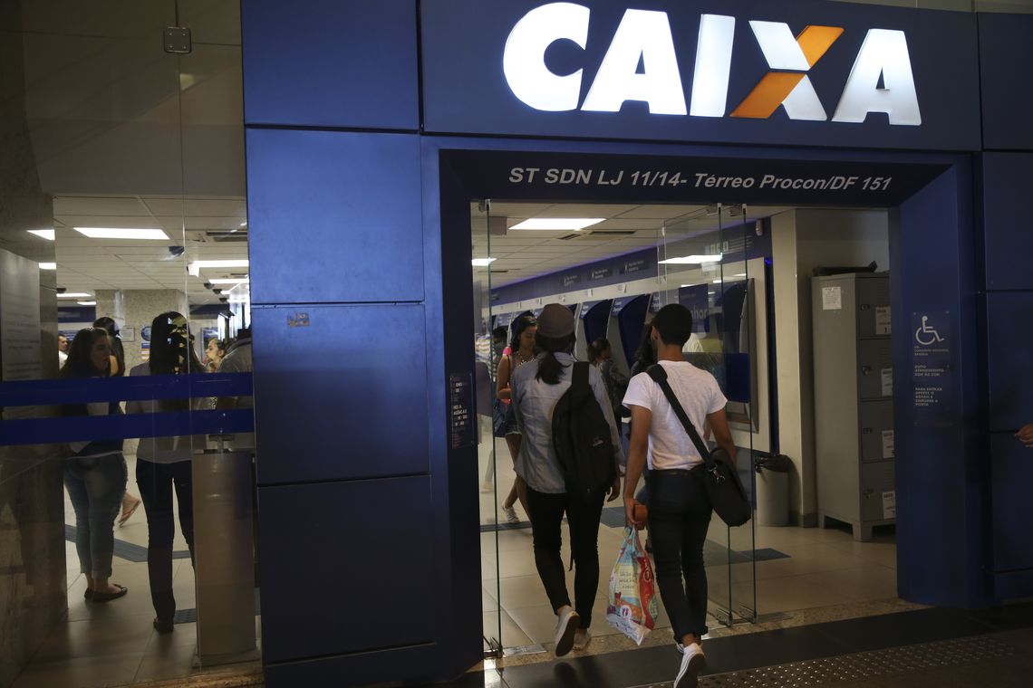 Caixa Econômica abre agências mais cedo para atender interessados no programa  Desenrola Brasil