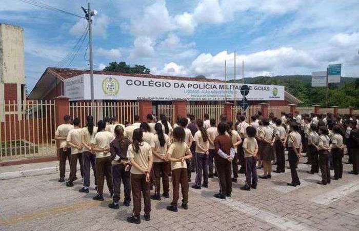 Estudantes de escola militar são forçados a ficar nus para revista