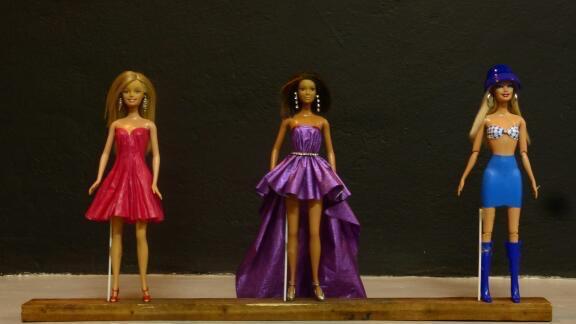 Reciclar está na moda até para as bonecas Barbies