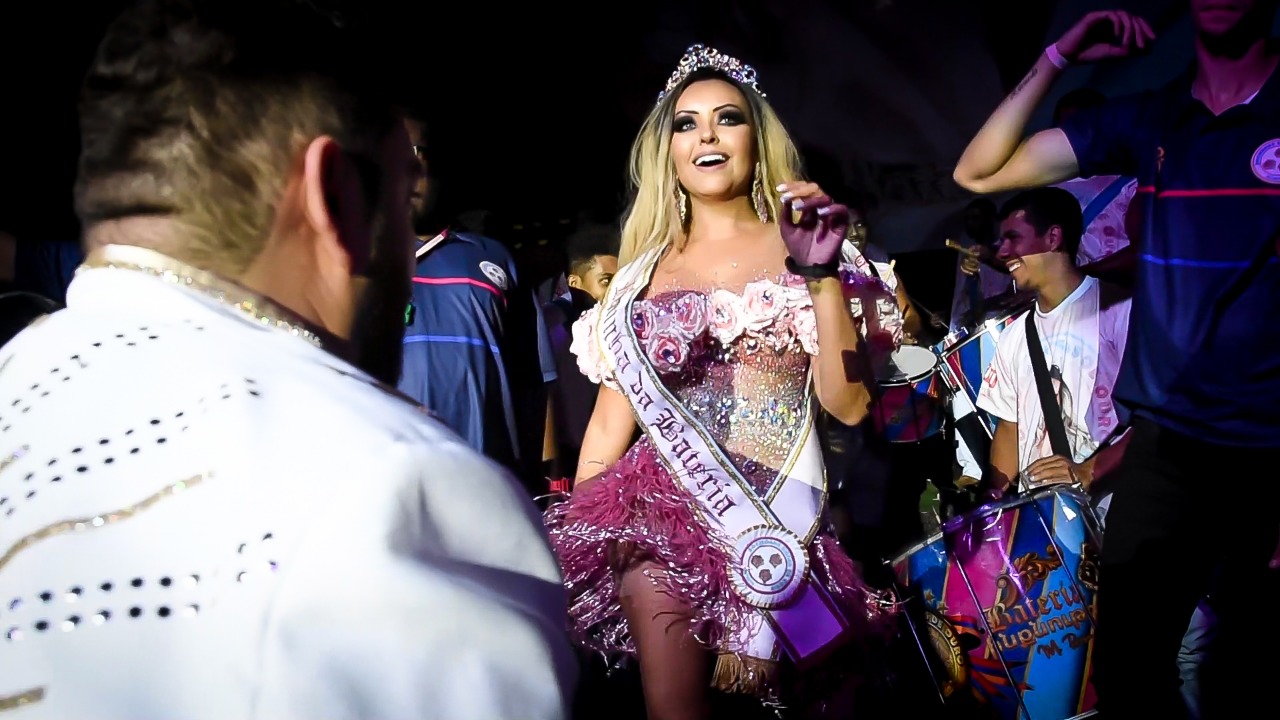 Nova rainha da Rosas de Ouro celebra coroação e nega ter ‘comprado’ cargo ocupado por Ellen Rocche