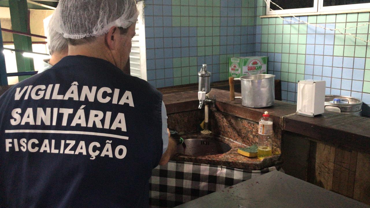 Vigilância Sanitária flagra canudos de plástico em lanchonete do Mercadão de Madureira