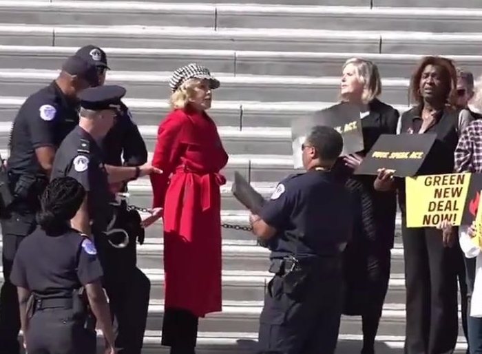 Jane Fonda é presa por participar de protesto nos Estados Unidos