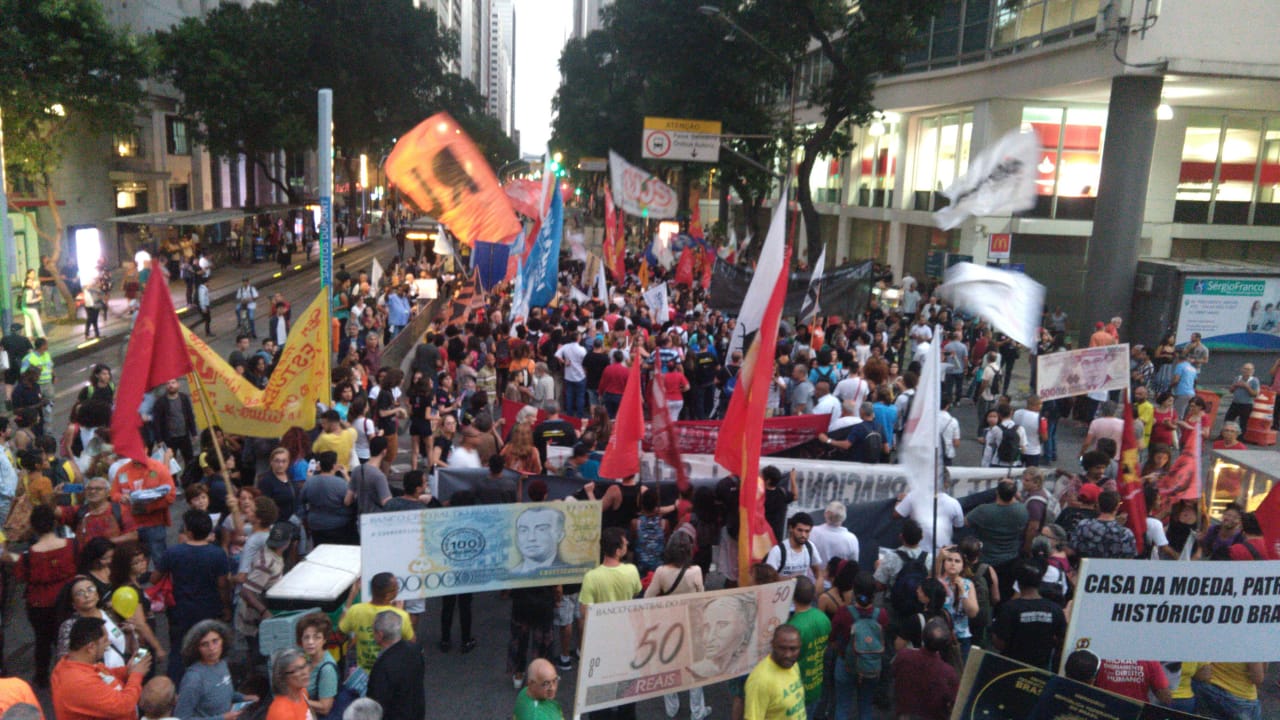 Manifestantes ocupam ruas em defesa da educação e da Petrobras; veja imagens