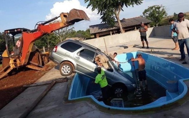 Criança de dois anos joga carro dentro de piscina em São Paulo