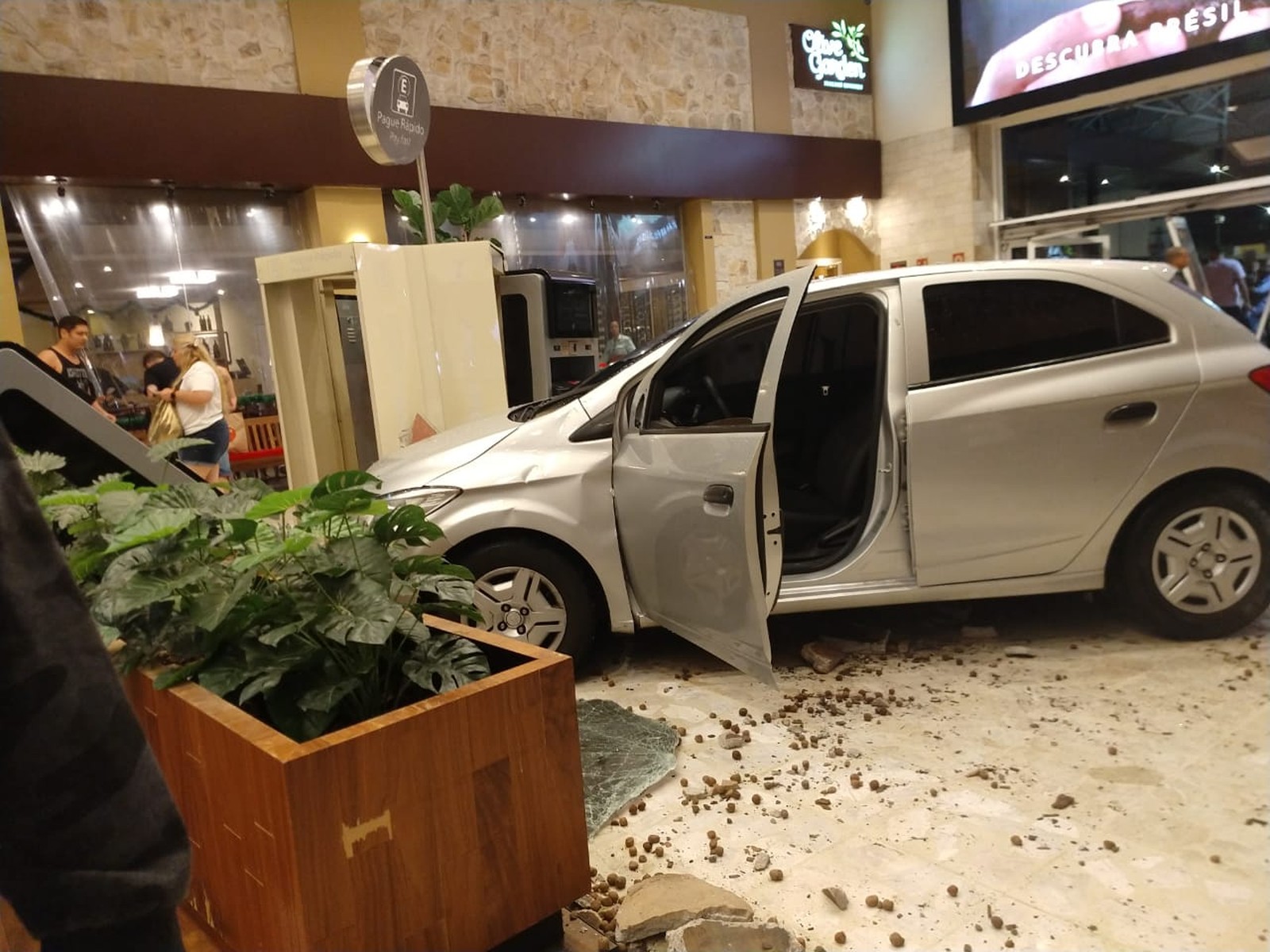 Motorista perde controle de carro e invade shopping em São Paulo