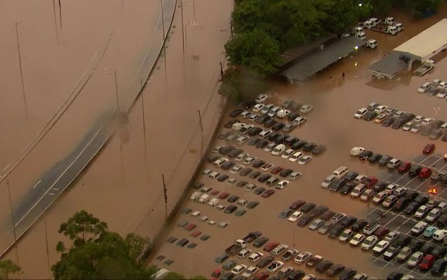 Chuva provoca caos em São Paulo; bombeiros recomendam evitar ruas