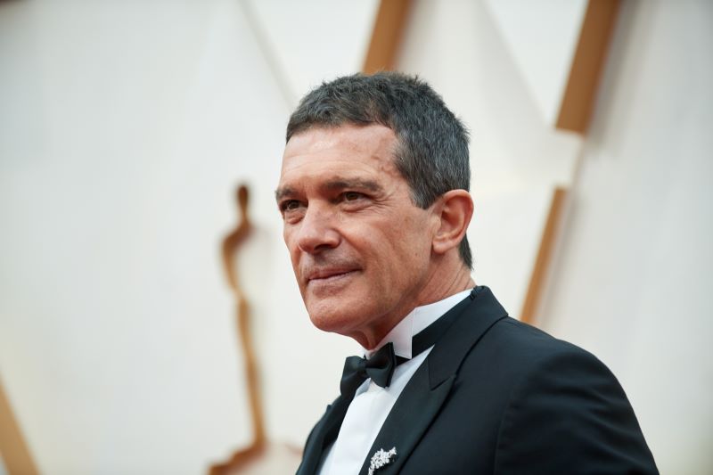 VÍDEO: Totalmente enredado, Antonio Banderas cai no samba no Rio de Janeiro