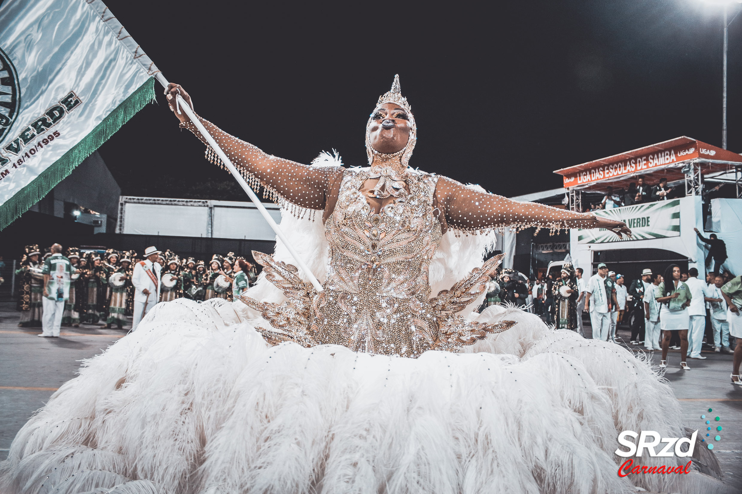 'Nossa dança tem força', diz Adriana Gomes no Dia Nacional do Samba