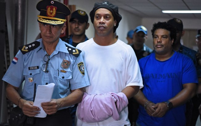 Autoridades paraguaias mantêm prisão de Ronaldinho Gaúcho e de seu irmão