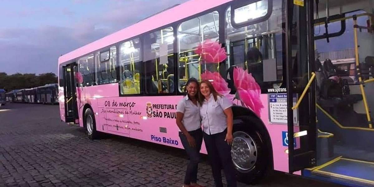 Ônibus rosa circula em SP em comemoração do Dia Internacional da Mulher