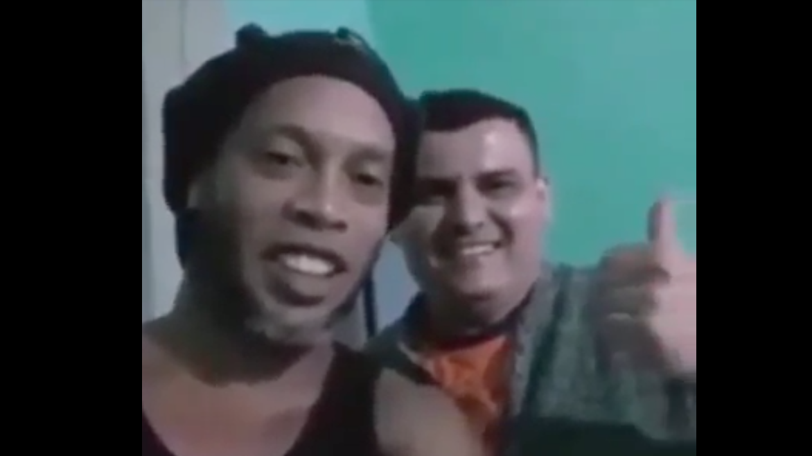 Apesar de preso, Ronaldinho Gaúcho usa celular e faz vídeo com outro detento