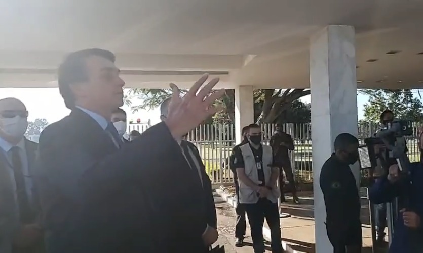 Bolsonaro volta a insinuar golpe e dá a entender que Witzel será preso