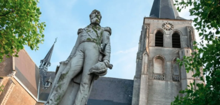 Estátua de Leopoldo II é incendiada e removida na Bélgica