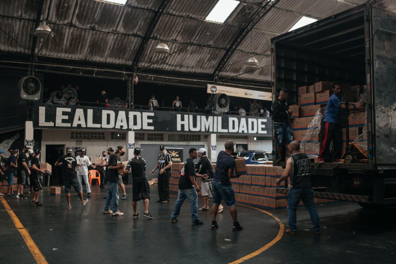 ‘A fome do gueto’: Gaviões da Fiel faz arrecadação de cestas básicas