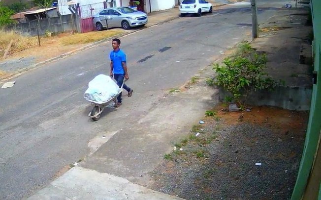 Homem é procurado após ser flagrado carregando corpo em carrinho de mão