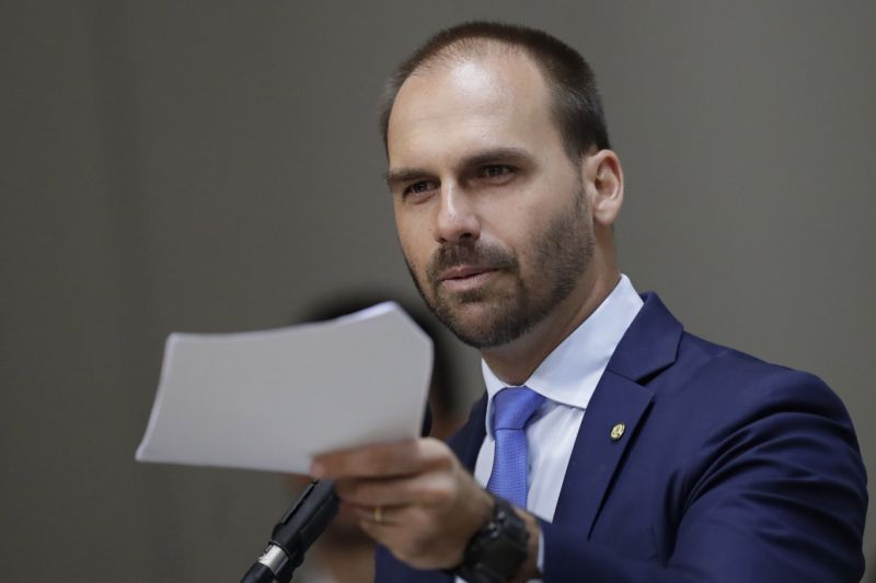 Eduardo Bolsonaro retira obrigação do uso de máscara em seu gabinete na Câmara