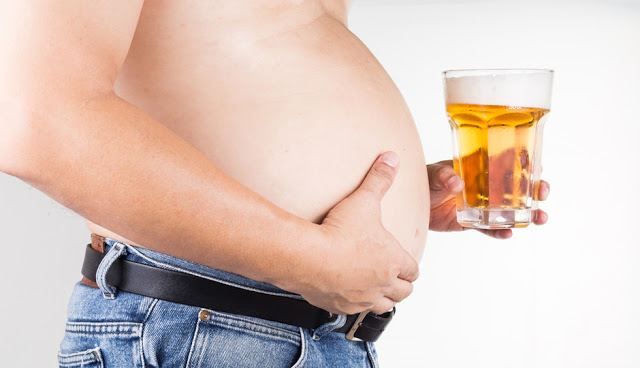 Nutrólogo explica o que causa a 'barriga de cerveja'