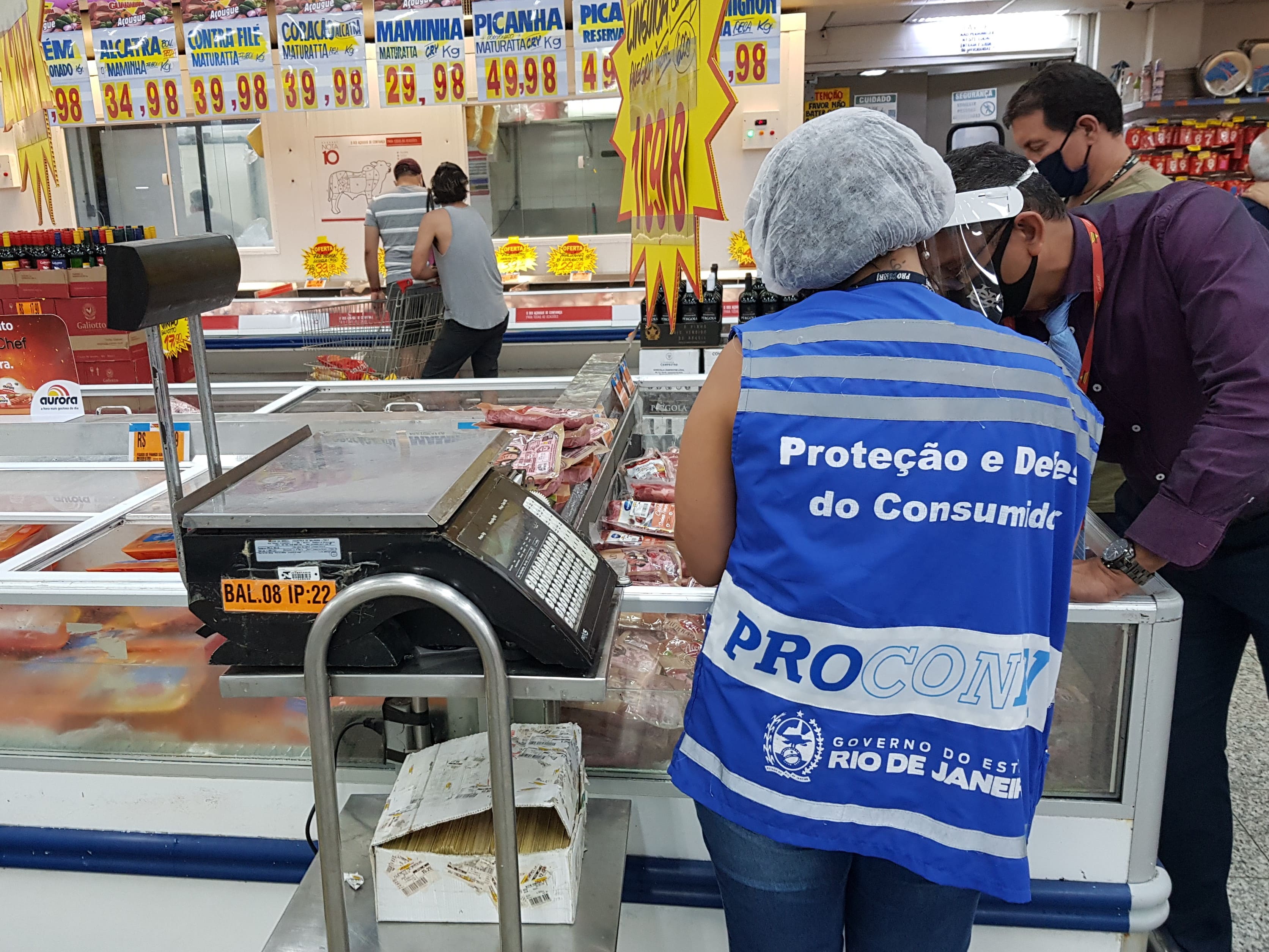 Procon-RJ descarta cerca de 110kg de alimentos nos supermercados Guanabara