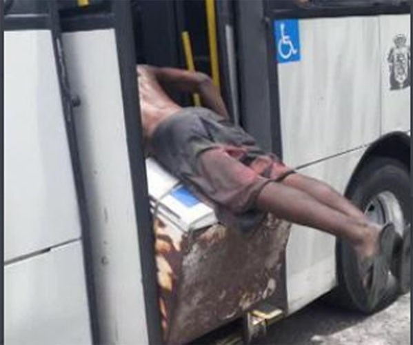 Homem tenta entrar com geladeira pela porta traseira de ônibus no Rio