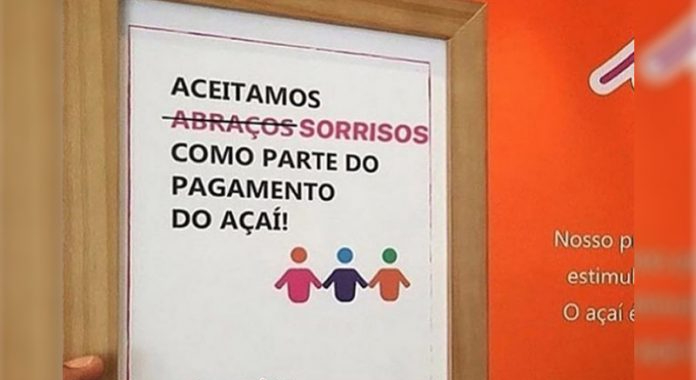 Alegria na crise: cliente que sorri ganha desconto em loja na compra de açaí