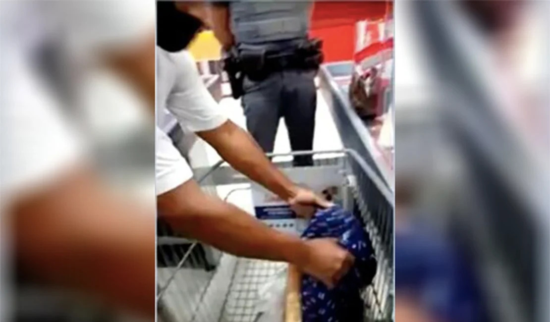 Supermercado obriga casal negro a esvaziar bolsa para revista e encontra Bíblia