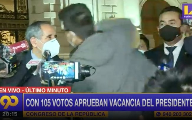 Deputado recebe soco em entrevista na frente do Congresso; assista