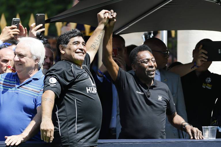 'Um dia vamos bater uma bola juntos lá no céu', diz Pelé após morte de Maradona