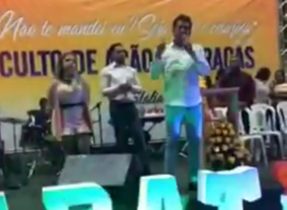 Em culto, pai de vereadora pede votos para ‘não perder 232 cargos’; assista