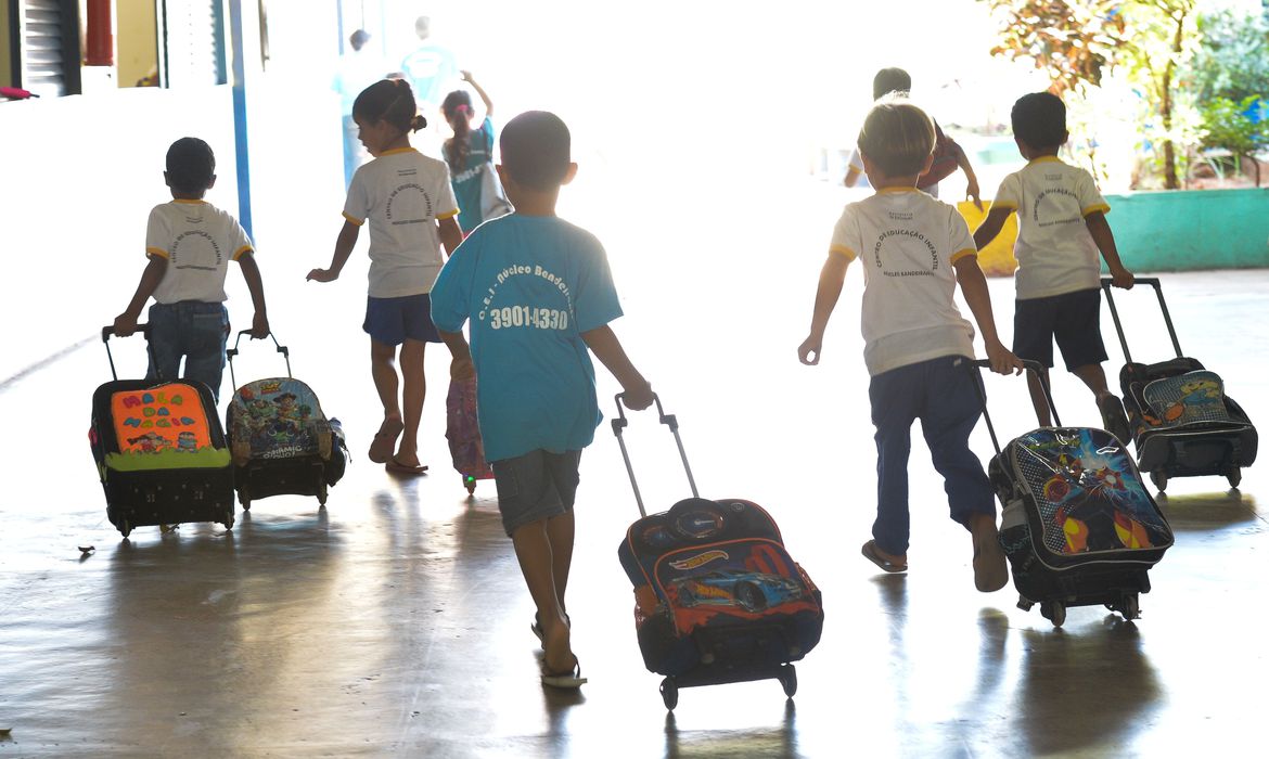 Com alta de mortes na pandemia, escolas retomam aulas presenciais em São Paulo