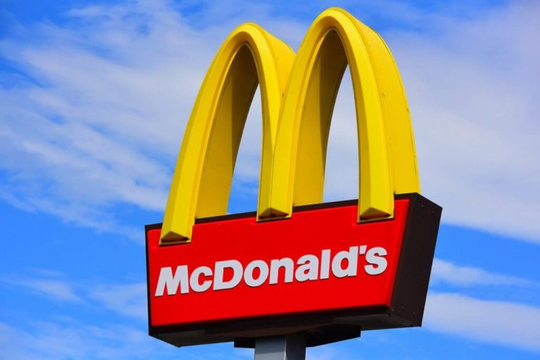 Criança faz pedido de R$ 400 em lanches do McDonald’s pelo celular da mãe