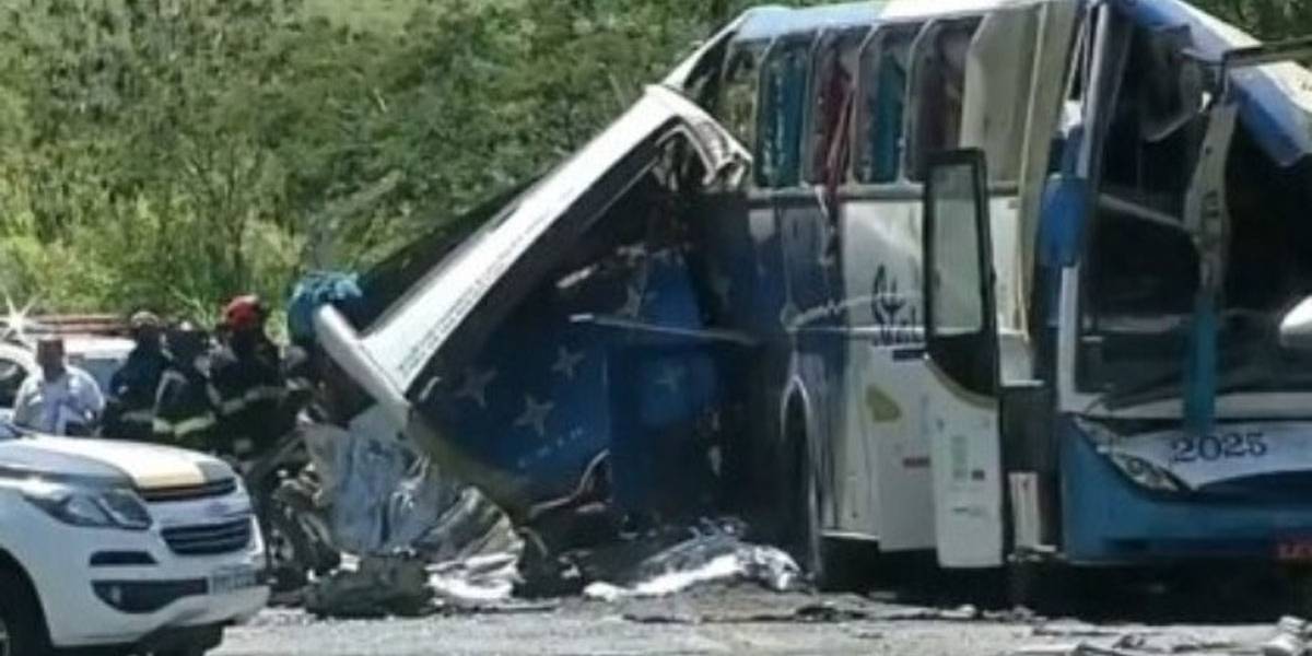 Passageiros foram arremessados para fora do ônibus, dizem bombeiros