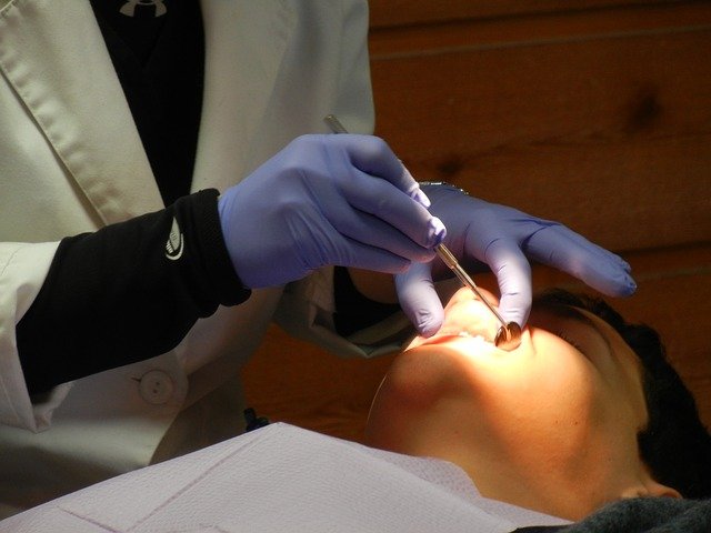 Implantes dentários: quem pode fazer, como, e quais os cuidados?