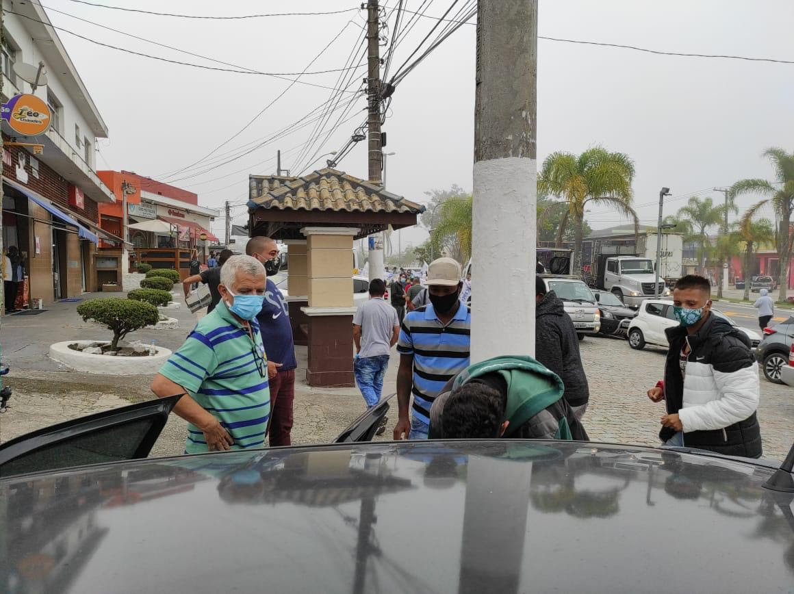 Equipe de jornal é agredida por apoiadores de candidato, que roubaram jornais