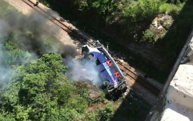 Ônibus que caiu de viaduto e matou 17 não tinha autorização para transporte; motorista teria fugido antes da queda