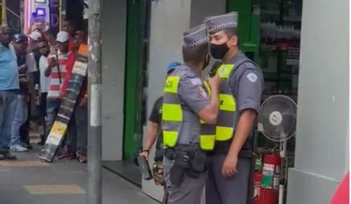 Vídeo: policial aponta arma para o rosto de outro policial no centro de São Paulo