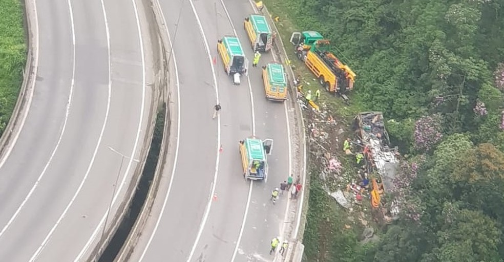 Acidente de ônibus deixa 19 mortos no Paraná