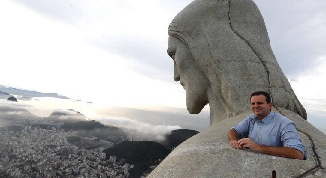 Paes diz que vacinação começa nesta segunda-feira, no Cristo Redentor