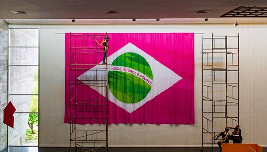 Da Sapucaí ao museu! ‘Bandeira brasileira’ da Mangueira estampa MAM do Rio