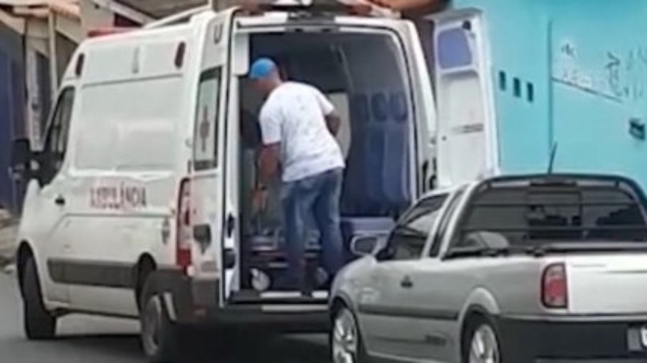 Ambulância de UTI móvel é flagrada fazendo transporte de geladeira