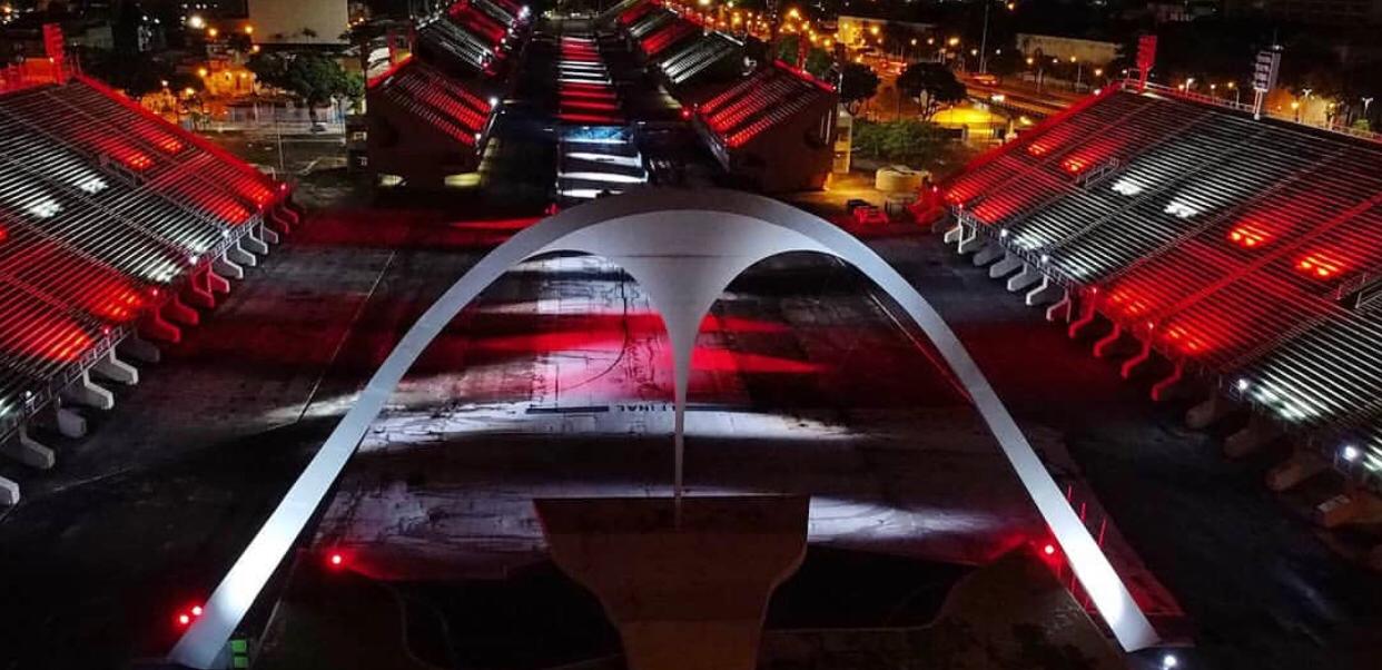 Emocionante! Sem Carnaval, Sambódromo ganha iluminação especial nas cores das escolas