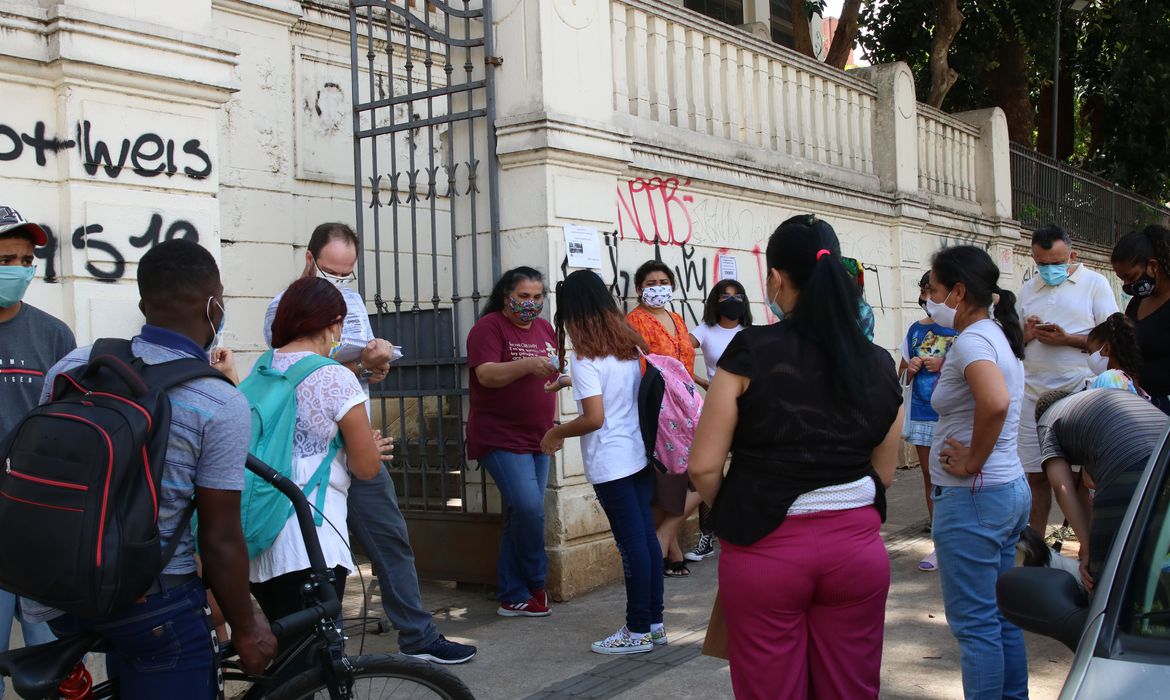 Escolas municipais voltam a permitir 100% dos alunos nas unidades em São Paulo