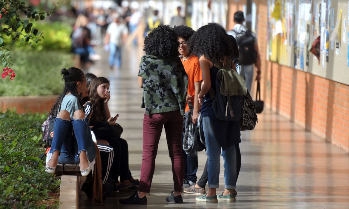 Rede estadual do Rio retoma aulas 100% presenciais para 725 mil alunos