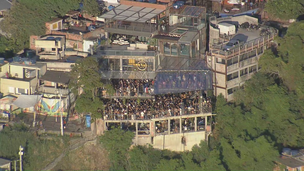 Mesmo em fase crítica da pandemia, Rio tem aglomerações e casa de show lotada