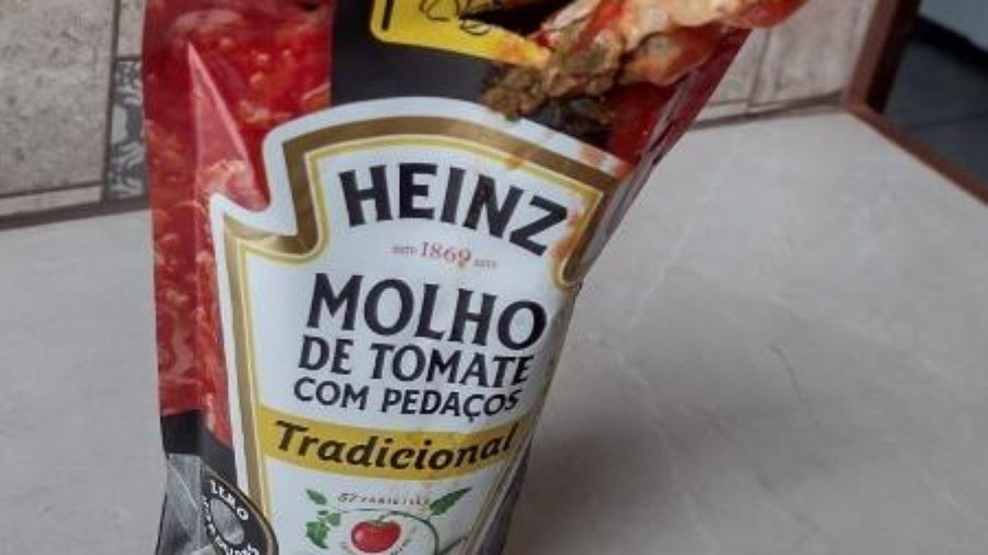 Mulher reclama ter encontrado frango em pacote de molho de tomate