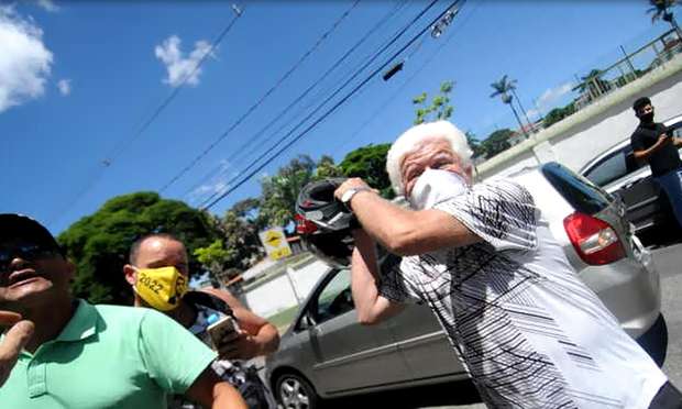 Fotógrafo é agredido em protesto bolsonarista por militante que é Papai Noel em shopping