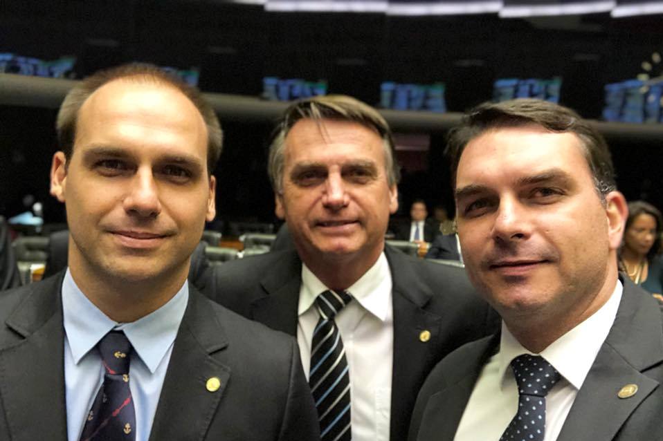 Ex-assessores sacaram 90% dos salários enviados a filhos de Jair Bolsonaro