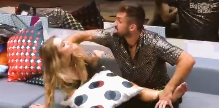 BBB 21: Fãs veem assédio de Arthur com Carla Diaz e pedem expulsão do brother; confira vídeos