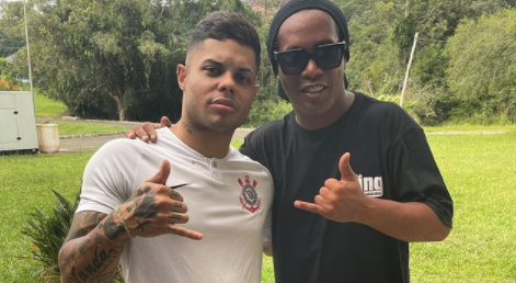 Diante do pior momento da pandemia, Ronaldinho Gaúcho faz festa de 41 anos