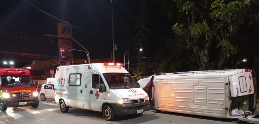 Paciente entubada com Covid-19 morre após acidente com ambulância em São Paulo